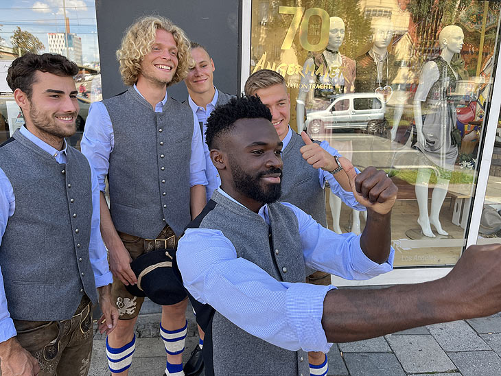 TSV 1860 Neuzugang Joseph Boyamba macht Selfie mit den Neuzugängen Verteidiger Christopher Lannert, Verteidiger  Jasper Verlaat,  Stürmer Fynn Lakenmacher, Mittelfeldspieler Martin Kobaylanski  (©Foto: Martin Schmitz)